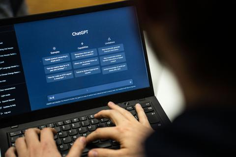 OpenAI steht mit seinem Textroboter ChatGPT seit Wochen in den Schlagzeilen, weil viele Millionen Menschen die KI-Anwendung ausprobieren können.