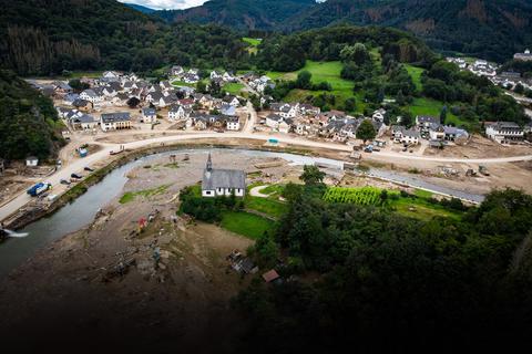 Eine Luftaufnahme er Gemeinde Altenahr nach der Flutkatastrophe 2021. Foto: Lukas Görlach