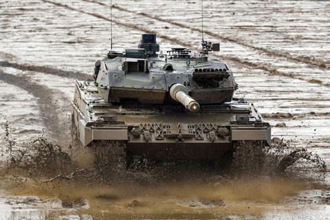 Die Ukraine und weitere Länder haben lange auf die Lieferung gedrängt: ein Leopard-Kampfpanzer vom Typ 2A6.