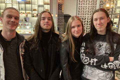 Vito, Alex, Maria und Kyrilo (von links). Die vier Mitglieder zweier Heavy-Metal-Bands aus Kiew berichten, was der Krieg mit ihnen macht und welche Träume sie trotzdem verfolgen.