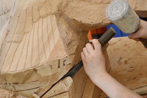 An den Schnitzschulen erlernt der Nachwuchs nach wie vor das Handwerk mit Klöpfel und Bildhauereisen. © Angelika Warmuth/dpa