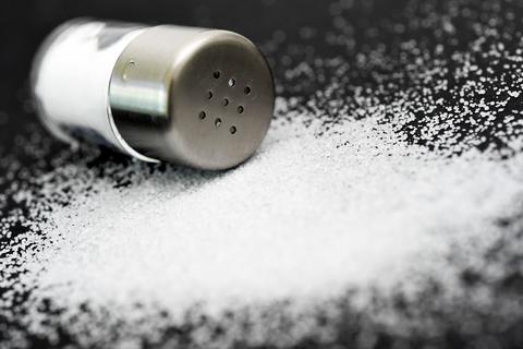 Studien zeigen, dass zu viel Salz im Essen ungesund ist - zu wenig allerdings auch. © Andrea Warnecke/dpa-tmn/dpa