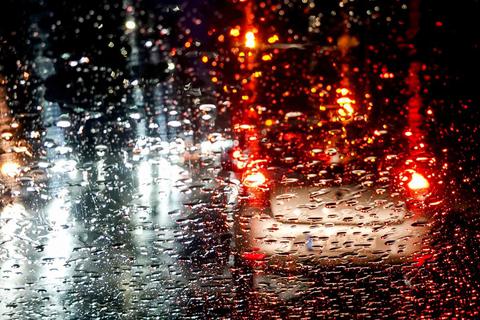 Nichts mehr zu sehen? Auf das automatische Licht des Autos verlässt man sich bei Nebel, Regen und schlechter Sicht besser nicht. © Jan Woitas/dpa/dpa-tmn