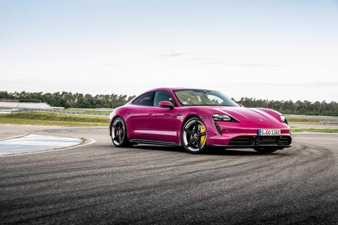 Die Taycan-Welt im neuen Modelljahr, sie wird bunter: 63 neue Farben stehen für den Elektro-Sportwagen von Porsche ab September zur Wahl. Darunter auch der "Sternrubin"-Ton, der sich am historischen 911er orientiert. Foto: Porsche 
