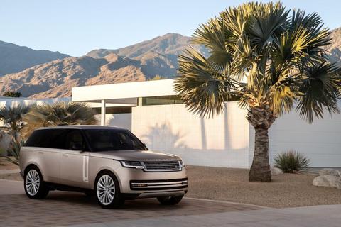 Viele optische Veränderungen – und doch für jedes Kind weiterhin als Range Rover erkennbar: Im Frühjahr beginnt die Auslieferung der fünften Generation. Foto: Land Rover
