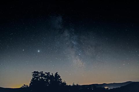 Ungetrübter Blick in den Nachthimmel: In der Rhön herrschen beste Bedingungen für Sternengucker. Foto: Meike Mittmeyer-Riehl