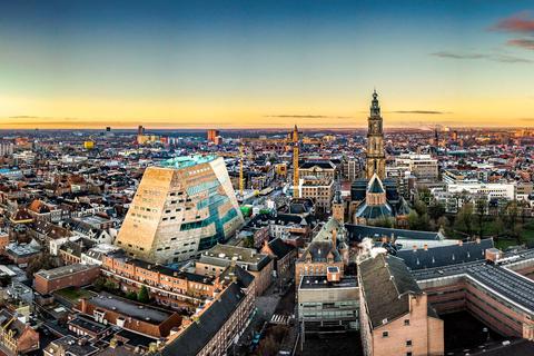 Im Zentrum von Groningen, umringt von schmucken Backsteinhäuschen mit weißen Giebeln, wirkt der 45 Meter hohe Klotz komplett irreal. © Deon Prins/Forum Groningen/dpa-tmn