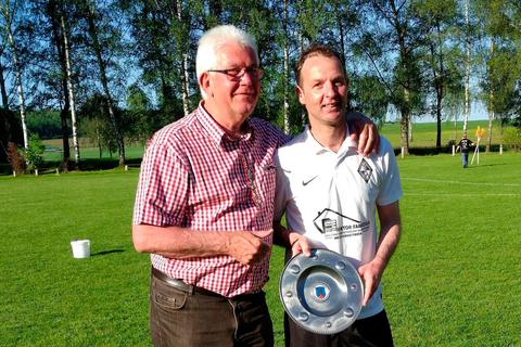 Vater und Sohn: Gerhard Sinner (links) freut sich mit Markus, der als Spielertrainer der SG Hettersroth/Burgbracht A-Liga-Meister wurde.   Foto: Sinner 