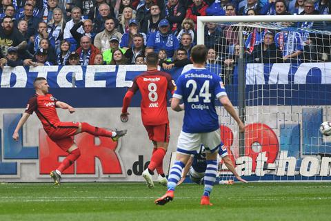 Ante Rebic (l) von Eintracht Frankfurt erzielt das 0:1 gegen Schalke. Foto: dpa
