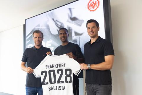 Eintracht Frankfurt hat den 18-jährigen Verteidiger Davis Carlos Bautista (m., im Bild mit Markus Krösche (l.) und Timmo Hardung (r.) verpflichtet. 