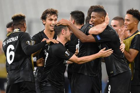 Die Spieler von Eintracht Frankfurt bejubeln ihren Sieg. Foto: dpa