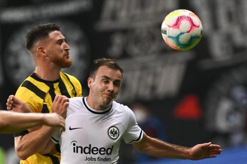 Frankfurts Mario Götze (r) und Dortmunds Salih Özcan kämpfen um den Ball.  