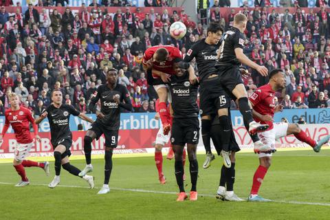 Zwischen Mainz 05 und Eintracht Frankfurt ging es wie erwartet intensiv zur Sache.