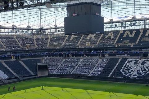 Vor dem Spiel gegen Sporting Lissabon wird die komplette Frankfurter Arena in Schwarz-Weiß getaucht sein. Foto: privat