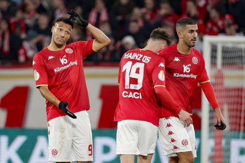 „Das war nix“: Karim Onisiwo (links) weiß unmittelbar nach dem Abpfiff des Achtelfinal-Duells genau, dass der Mainzer Pokal-Auftritt gegen den FC Bayern viel zu harmlos war.