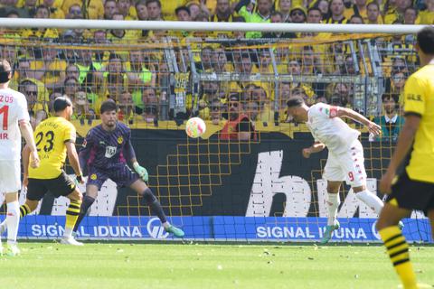 Das Rekordtor: Karim Onisiwo (rechts) köpft zum 2:0 gegen Borussia Dortmund ein. 