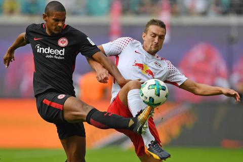 Duell: Eintracht-Stürmer Sebastien Haller (links) gegen Leipzigs Stefan Ilsanker. Foto: dpa