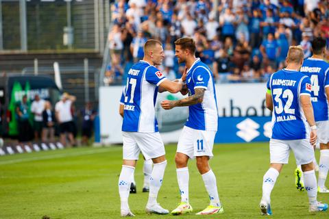 Zwei, die für die Darmstädter Tugenden stehen: Tim Skarke (links) und Tobias Kempe feiern Skarkes Treffer zum 3:0.