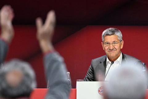 Mitglieder jubeln dem wiedergewählten Präsidenten des FC Bayern, Herbert Hainer, auf der Jahreshauptversammlung zu. © Angelika Warmuth/dpa