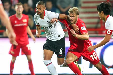 Djibril Sow von Eintracht Frankfurt (l.) kämpft gegen Berlins Sebastian Andersson um den Ball.  Foto: dpa