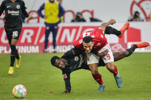 Am drittletzten Spieltag treffen die 05er um Karim Onisiwo (rechts) auf Eintracht Frankfurt mit Evan Ndicka. 
