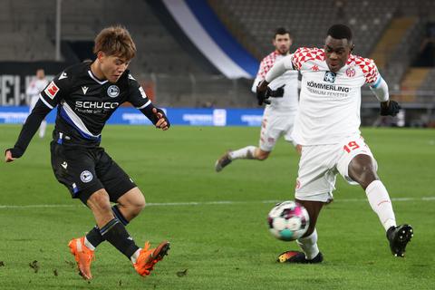 Bielefelds Ritsu Doan (l) im Kampf um den Ball mit Moussa Niakhaté vom FSV Mainz 05. Foto: dpa