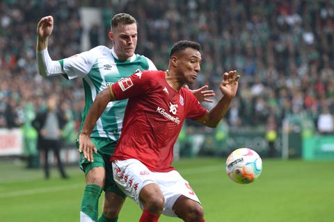 Werders Marvin Ducksch (l) kämpft mit dem Mainzer Karim Onisiwo um den Ball. Foto: Carmen Jaspersen/dpa -