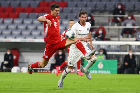 Robert Lewandowski (li.) in Aktion für die Bayern gegen Frankfurts David Abraham.  Foto: dpa/Kai Pfaffenbach