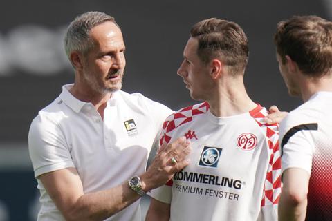 Ob der Frankfurter Trainer Adi Hütter (l.) dem an Mainz ausgeliehenen Dominik Kohr nach dem Spiel gratuliert hat? Foto: dpa