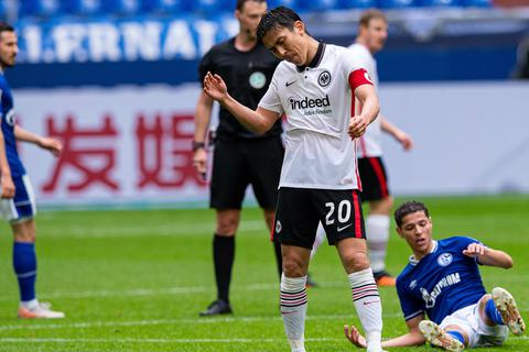 Frankfurts Makoto Hasebe steht nach der Niederlage beim FC Schalke 04 enttäuscht auf dem Platz. Foto: dpa