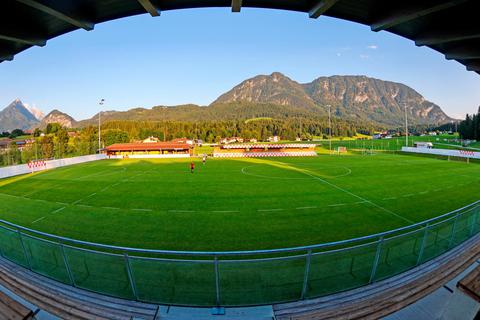 Auf diesem Rasen bereiten sich die 05er nun auf die Saison vor:  das Stadion des FC Riederbau Schwoich, rund zehn Autominuten vom Teamhotel entfernt.  Fotos: René Vigneron 