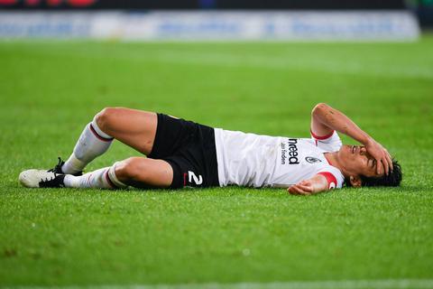 Makoto Hasebe von Eintracht Frankfurt liegt verletzt nach einem Zusammenprall am Boden  Foto: dpa