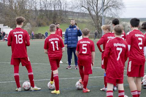 Alle hören auf sein Kommando: 05-Profi Alexander Hack trainiert mit Maxim Leitsch und Lasse Rieß die C-Jugendlichen der TSV Stadecken-Elsheim.
