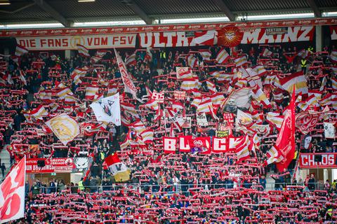 Können bald wieder Zuschauer in die Stadien zurück? Hier ein voller Block beim Spiel Mainz 05 gegen Union Berlin.  Archivfoto: Lukas Görlach