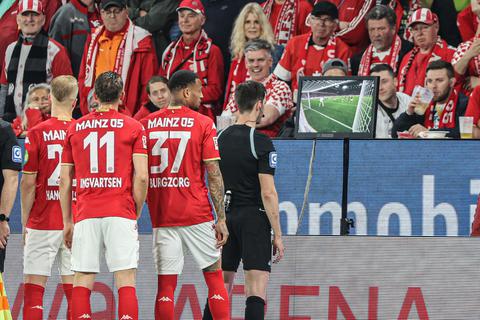Alles schaut gespannt auf den Bildschirm, kurz darauf zeigt Schiedsrichter Jöllenbeck (ganz rechts) auf den Elfmeterpunkt, Schalke trifft in der Nachspielzeit und gewinnt 3:2 in Mainz.