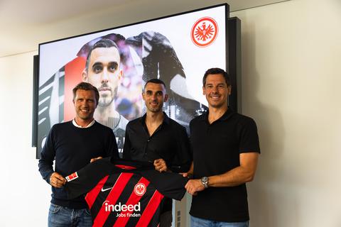 Ellyes Skhiri mit Sportvorstand Markus Krösche (l.) und Sportdirektor Timmo Hardung (r.). Skhiri hat bei Eintracht Frankfurt einen Vertrag bis 2027 unterschrieben. 