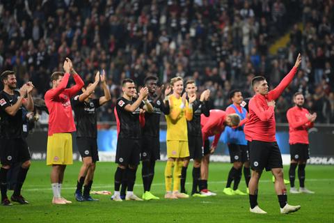 Die Frankfurter Spieler mit dem fünffachen Torschützen Luka Jovic feiern nach dem 7:1-Sieg gegen Fortuna Düsseldorf vor dem Fanblock. Foto: dpa 