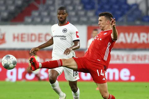 Ivan Perisic (re.) von Bayern München in Aktion gegen Almamy Toure von Eintracht Frankfurt.  Foto: dpa/Kai Pfaffenbach
