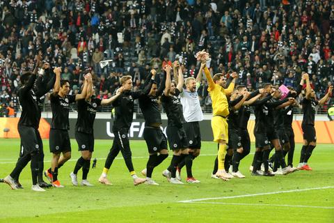 Die Spieler von Eintracht Frankfurt bejubeln ihren 4:1-Sieg gegen Lazio Rom. Foto: dpa