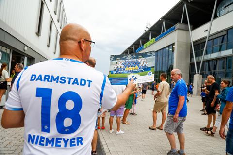 Auch ältere Trikots gab es bei der Saisoneröffnungsfeier des SV Darmstasdt 98 zu sehen.