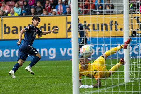 Volltreffer in der Nachspielzeit: Jae-sung Lee trifft zum umjubelten 2:1-Sieg von Mainz 05. Augsburgs Torwart Rafael Gikiewicz kann das Tor nicht mehr verhindern.