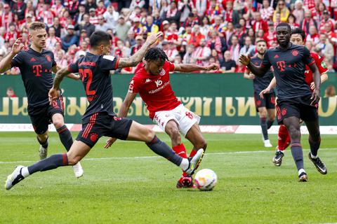 Leandro Barreiro (vorne rechts) erzielt den 05-Treffer zum 2:1. 