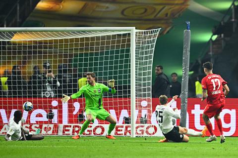 Die Entscheidung im Pokalfinale: Leipzigs Dominik Szoboszlai (r.) erzielt das Tor zum 2:0. Die Eintracht-Spieler können den Einschlag nicht mehr verhinden.