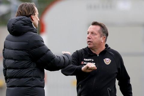 Dynamo -Cheftrainer Markus Kauczinski (rechts, hier beim Rückspiel der Saison 2019/2020 beim SV Wehen Wiesbaden mit Rüdiger Rehm) ist positiv auf das Coronavirus getestet worden. Archivfoto: dpa