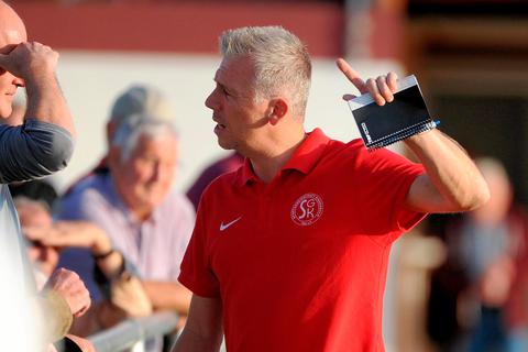 Sieht ein rasantes Fußballspiel gegen den FV Breidenbach und acht Tore in 90 Minuten: Oliver Dönges, Trainer der SG Kinzenbach. Foto: Martin Weis 