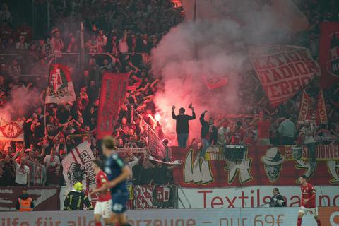 Feuerwerk im Stadion bei Mainz 05 gegen den 1. FC Köln
