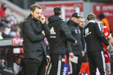 Knifflige Aufgabe: 05-Coach Bo Svensson weiß noch nicht, welche Profis ihm am Mittwochabend im Heimspiel gegen Borussia Dortmund zur Verfügung stehen. Foto: René Vigneron