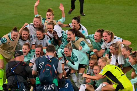 Im Fokus: Die deutsche Nationalmannschaft begeistert bei der Frauen-EM auch die Zuschauer vor den heimischen Bildschirmen - und spielt am Sonntag im Finale gegen England. Foto: dpa 