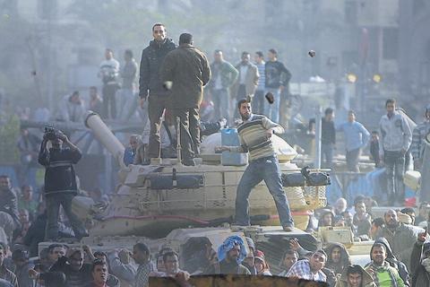 Wenig Angst: Demonstranten im Februar 2011 auf dem Tahrir-Platz in Kairo. Unter ihnen waren auch viele Fußballfans. © dpa