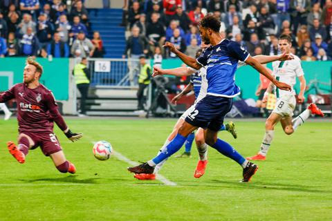 Das Tor ins Achtelfinale: Aaron Seydel vom SV Darmstadt 98 trifft zum 2:1 gegen Borussia Mönchengladbach.